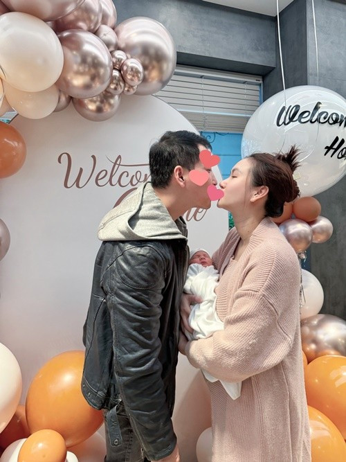 Nữ diễn viên cho biết, cô mang bầu khi cùng bạn trai lên dự định kết hôn. “Có lẽ con chính là hiện thân của định mệnh đã an bài cho ba mẹ. Đúng thời điểm ba mẹ còn đang bàn tính chuyện xem ngày thì con xuất hiện như 1 món quà, rồi mẹ trải qua 4 tháng ốm nghén vật vã nên cả nhà tạm gác lại mọi kế hoạch để tập trung cho sức khoẻ của chúng mình con à”, Hương Giang cho hay. Ảnh: FB Hương Giang.