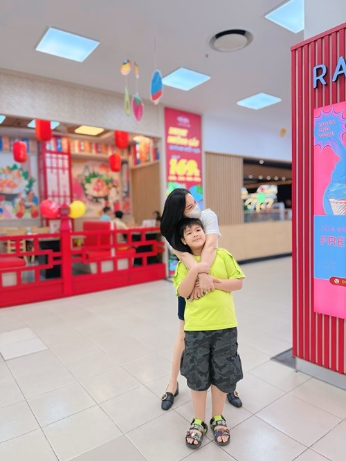 Mỗi lần đến thăm con trai, Nhật Kim Anh mang theo rất nhiều món quà. Nữ diễn viên còn đưa con đi chơi mỗi lần về thăm. Khi Nhật Kim Anh có con gái Julia, cô vẫn luôn quan tâm, yêu thương bé Bửu Long. Ảnh: FB Nhật Kim Anh.