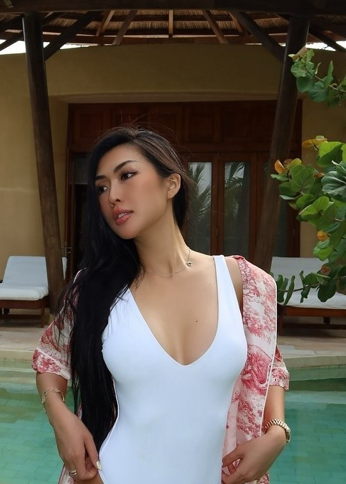 Chân dài gốc Phú Yên sở hữu thân hình đồng hồ cát. Cô có vòng eo 53cm, vòng một 84cm và vòng ba 90 cm. Ảnh: FB Tường Linh.