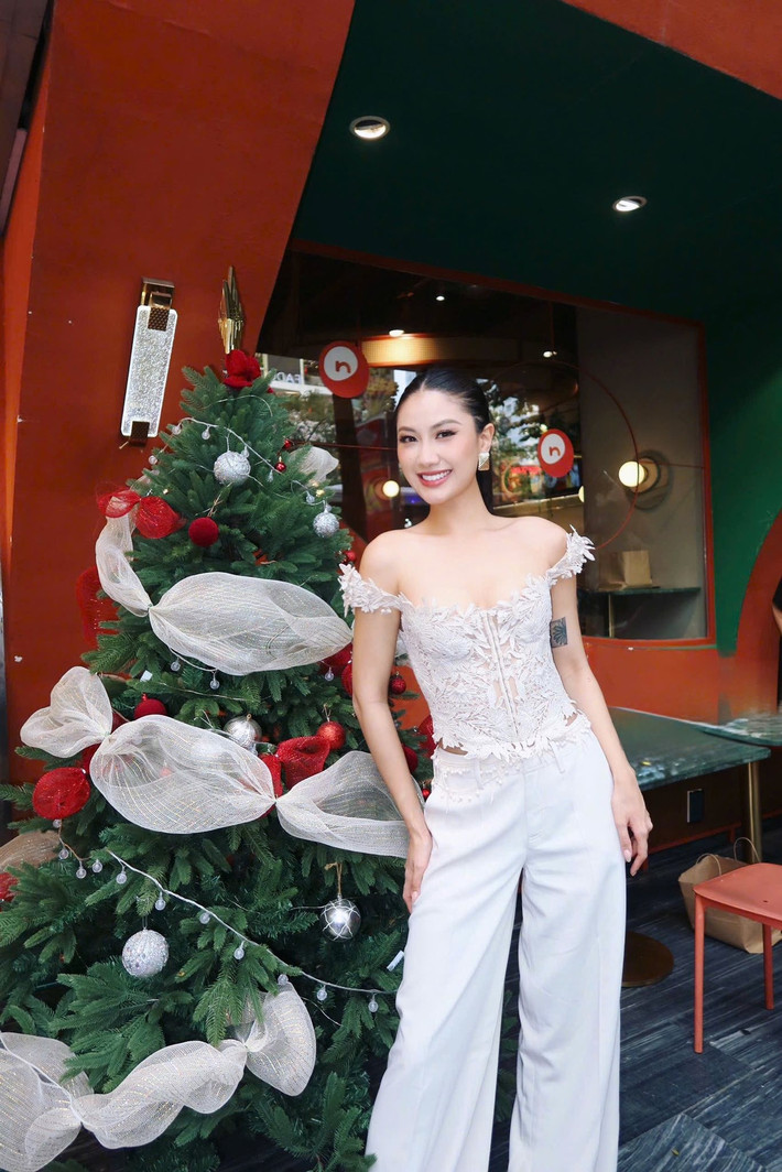 Phương Linh cùng các thí sinh đang tích cực tập luyện cho chung kết Miss Cosmo 2025.
