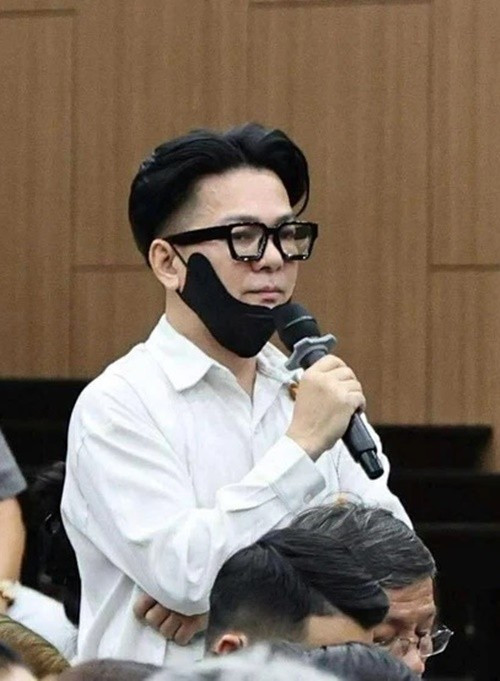 Theo Znews, ngày 28/10, TAND TP Hà Nội mở phiên tòa xét xử sơ thẩm 141 bị cáo trong vụ án đánh bạc xảy ra tại câu lạc bộ King Club (tầng 1 khách sạn Pullman Hà Nội). Ca sĩ Vũ Hà là một trong các bị cáo. Ảnh: Znews.