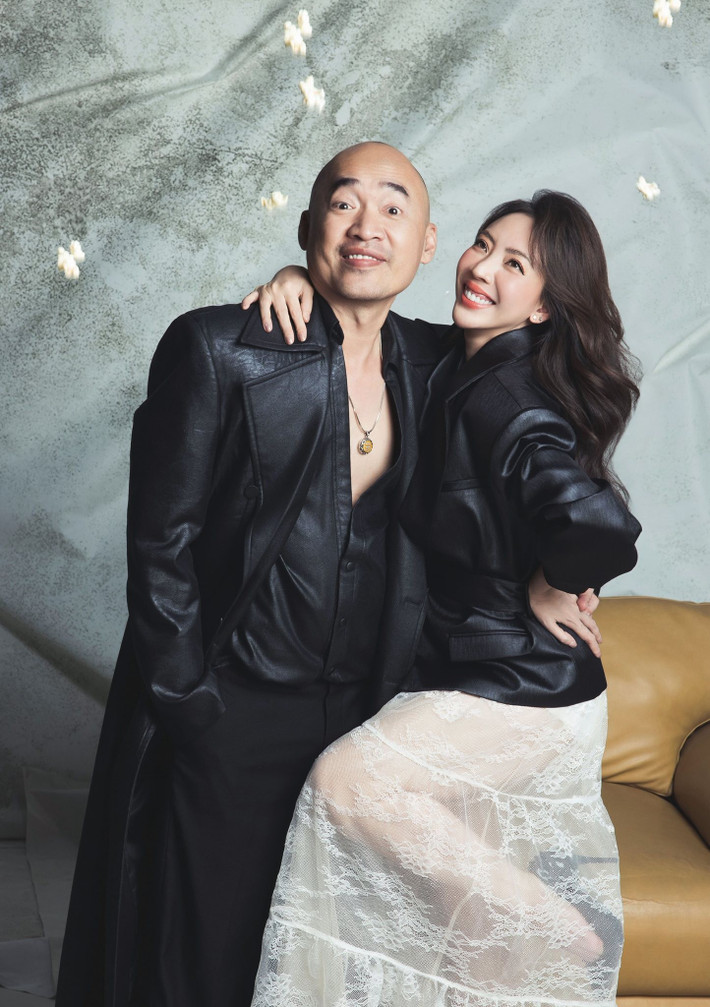 Khi Tiến Luật bật mí sắp tặng quà, Thu Trang cho biết: "Em không biết sẽ nhận được quà gì. Quà phải coi cho được nha anh kép già ơi. Có chút lo lắng về món quà vì không biết ông lấy tiền từ đâu mua quà. Nhưng ông nói là ông để dành tiền cả năm nay. Cầu trời cho nó là sự thật". Ảnh: FB Thu Trang.