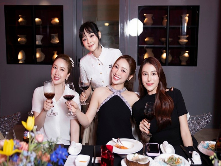 Lê Hà và Bảo Thy cùng thân thiết với Lý Thùy Chang (giữa) - vợ diễn viên Chi Bảo. Ảnh: FB Bảo Thy.