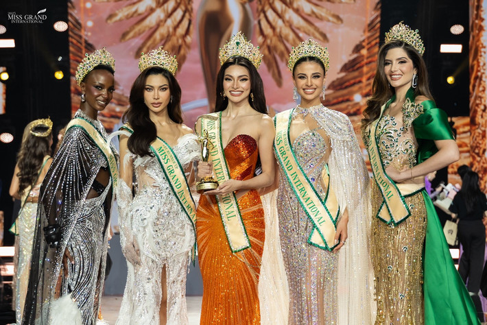 Emma nổi bật bên 4 á hậu Hoa hậu Hòa bình Quốc tế 2025. Ảnh: Miss Grand International.