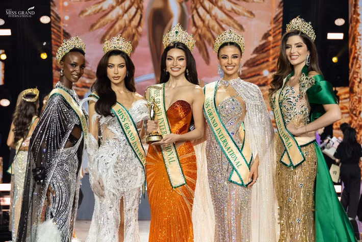 4 Á hậu Miss Grand International 2025: Sarunrat Puagpipat, Aitana Carolina Jimenez, Faith Maria Porter và Nariman Battikha đọ sắc bên Emma Mary Tiglao - mỹ nhân Philippines giành ngôi vị cao nhất. Ảnh: Miss Grand International.