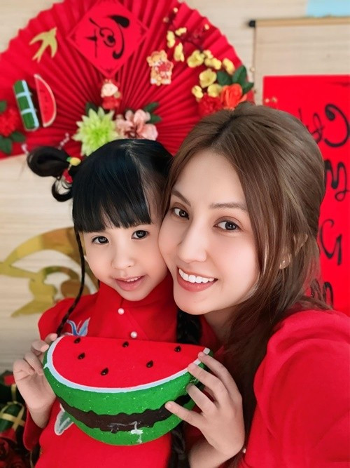 Thiên An cũng cho biết, cô có đầy đủ thời gian chăm sóc giáo dục, đầy đủ năng lực tài chính để nuôi dưỡng con gái. Ảnh: FB Mẹ An và bé Sol.