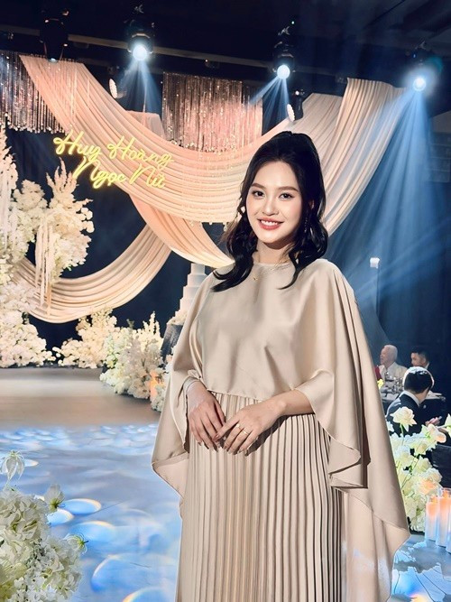 "Ông xã luôn cố gắng để hai mẹ con có điều kiện sức khỏe tốt nhất. Với tôi, sự quan tâm và sẻ chia mỗi ngày chính là “món quà” lớn nhất, không cần điều gì quá to tát. Chỉ có một chút tiếc là anh đi làm xa, nên suốt thai kỳ, hai mẹ con thường xuyên nhớ ba", cô nói.