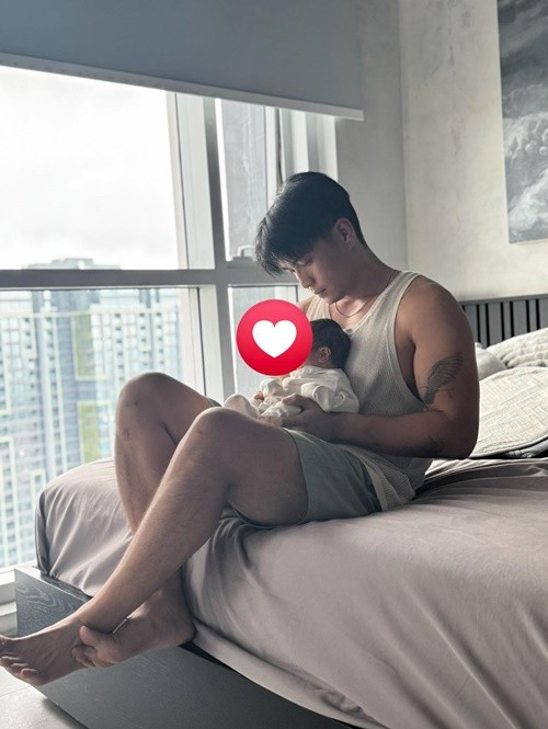 Huy Trần luôn là điểm tựa, là bờ vai vững chãi để Ngô Thanh Vân dựa vào, là người giữ bình yên cho cô và con giữa những hỗn độn đầu đời. Ảnh: FB Ngô Thanh Vân.