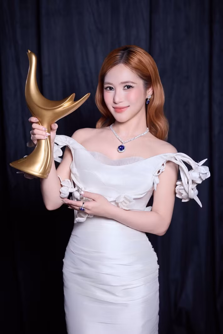 Mới đây, Hương Tràm giành chiến thắng ở hạng mục Album của năm tại Cống hiến 2026 cho dự án "Phao cứu sinh". Chiến thắng của giọng ca sinh năm 1995 ngay lập tức trở thành tâm điểm bàn tán trên mạng xã hội.