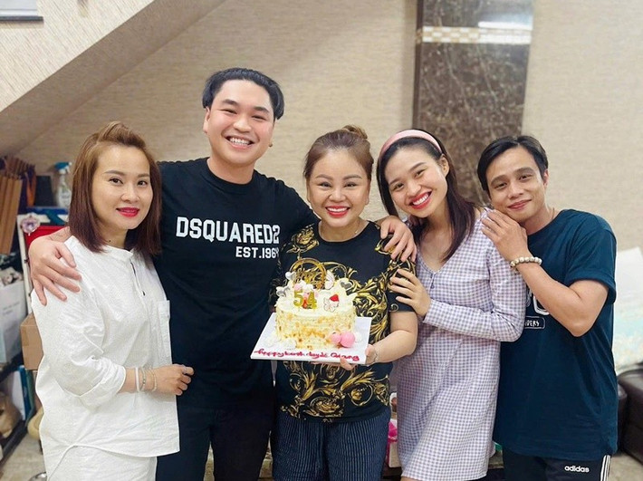 Lê Giang đón sinh nhật bên Lê Lộc, Duy Phước (thứ hai bên trái) vào đầu tháng 11. Ảnh: FB Lê Giang.