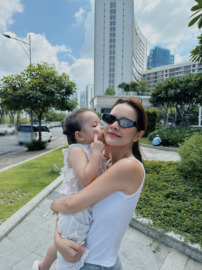 Phạm Quỳnh Anh chia sẻ, cô rất nghiêm khắc với các con về văn hóa ứng xử.