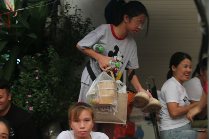 Do chờ đợi trong nhiều giờ đồng hồ, không ít người đã chuẩn bị nhiều đồ ăn, thức uống để đảm bảo sức khỏe.