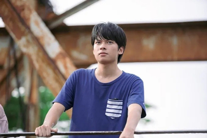 Trần Bờm (Trần Tú) - con trai đạo diễn Trần Lực đóng phim Bà đừng buồn con, dự kiến ra rạp vào ngày 12/12/2025. Ảnh: Sài Gòn Giải Phóng.