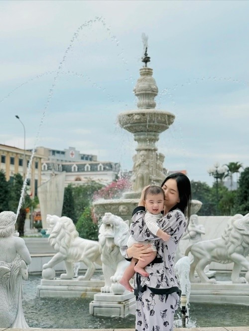 Trong một số bức ảnh, nữ MC lựa chọn trang phục khá đơn giản như áo phông hoặc đồ mặc ở nhà khi chăm con, tạo cảm giác đời thường và thoải mái. Phong cách này khác với hình ảnh thanh lịch, chỉn chu mà khán giả thường thấy khi cô xuất hiện trên truyền hình.