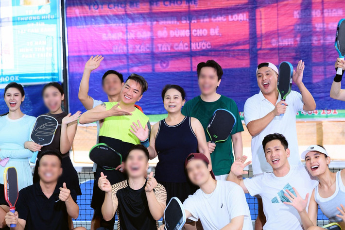 Diễn viên Đỗ An (thứ hai bên phải) - chồng người mẫu Lê Thuý (ngoài cùng bên phải) mới đây gửi lời chúc mừng sinh nhật đến mẹ Ngọc Thanh Tâm: "Em luôn thấy may mắn khi năm nào cũng được làm một phần nhỏ tạo nên ngày đáng nhớ của chị. Vợ chồng em chúc chị luôn luôn hạnh phúc trong cuộc sống, mạnh khoẻ, và ngày càng nhuận sắc. Cảm ơn chị vì đã luôn mang hạnh phúc đến cho tất cả tụi em". Ảnh: FB Đỗ An.