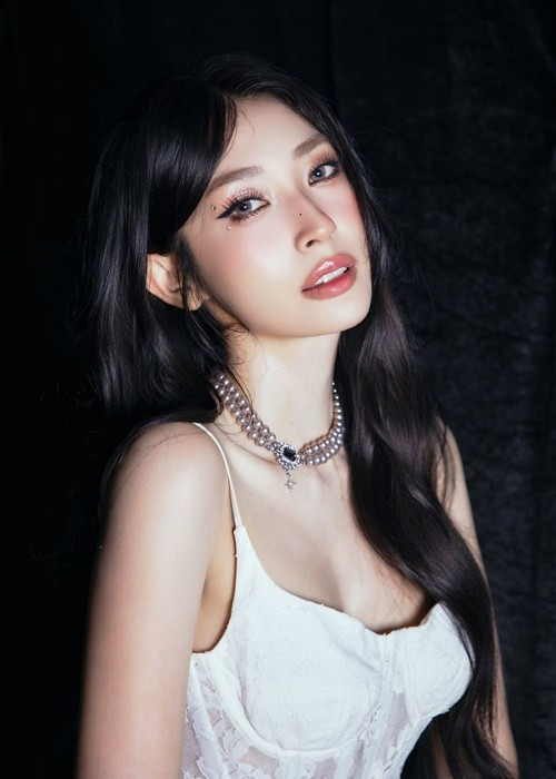 Sau nhiều năm hoạt động nghệ thuật, Khổng Tú Quỳnh cho thấy sự thay đổi rõ rệt về phong cách. Nếu trước đây cô gắn với hình ảnh dễ thương, nữ tính thì vài năm gần đây, nữ ca sĩ mạnh dạn thử nghiệm nhiều kiểu trang phục gợi cảm và cá tính hơn.