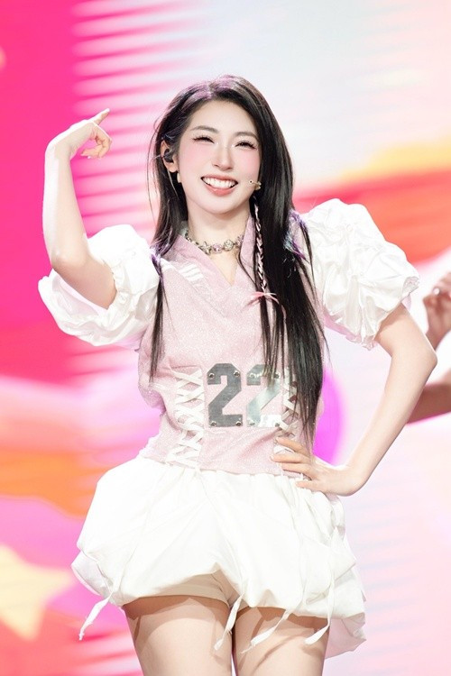 Trên sân khấu biểu diễn, Khổng Tú Quỳnh chọn trang phục tông hồng – trắng trẻ trung, giữ lại nét ngọt ngào quen thuộc trong hình ảnh của mình.