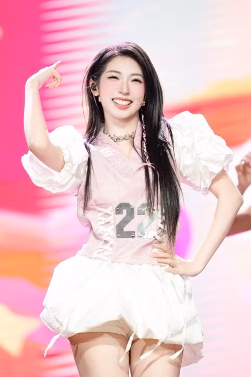 Trên sân khấu biểu diễn, Khổng Tú Quỳnh chọn trang phục tông hồng – trắng trẻ trung, giữ lại nét ngọt ngào quen thuộc trong hình ảnh của mình.