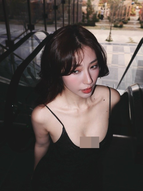 Thiết kế váy hai dây màu đen giúp nữ ca sĩ khoe bờ vai mảnh và làn da sáng, tạo vẻ quyến rũ nhưng không phô trương.