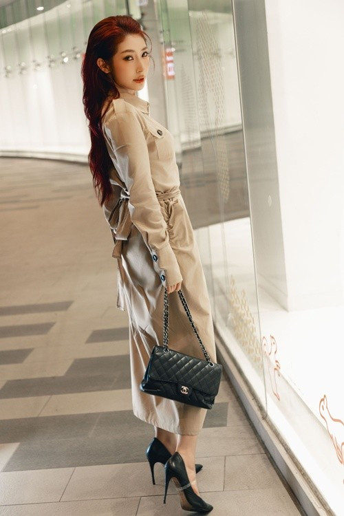 Bộ trench coat màu be phối cùng túi xách và giày cao gót mang đến hình ảnh thanh lịch, trưởng thành của nữ ca sĩ.