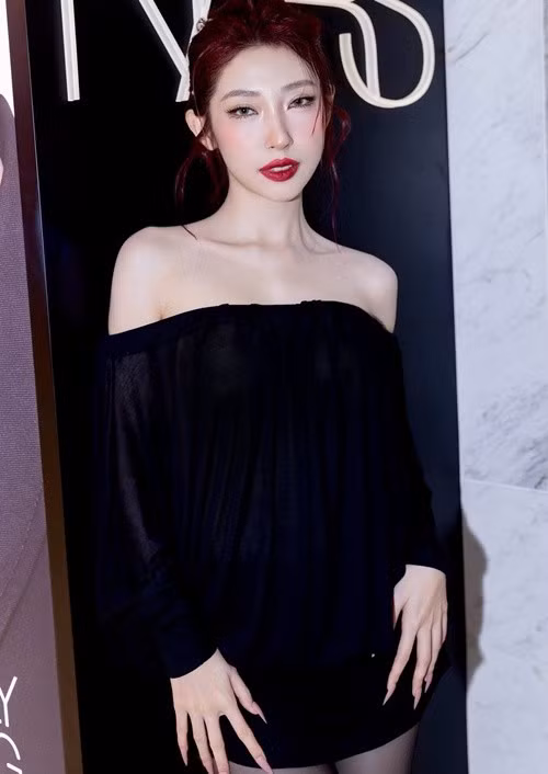 Khổng Tú Quỳnh gây chú ý khi diện váy trễ vai màu đen, kết hợp lối trang điểm sắc sảo. Thiết kế tối giản giúp cô tôn làn da trắng cùng thần thái sang trọng.