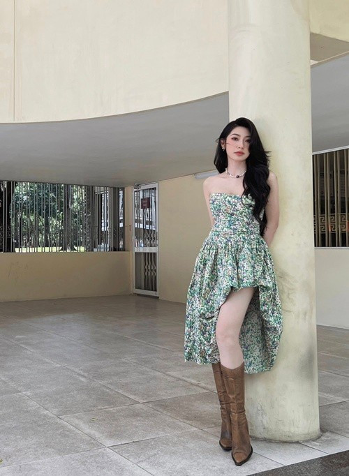 Khổng Tú Quỳnh diện váy hoa dáng bất đối xứng kết hợp boots cao cổ, tạo nên tổng thể nữ tính nhưng vẫn cá tính.