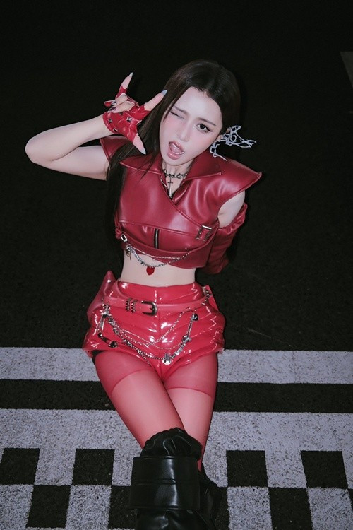 Cùng với gương mặt xinh đẹp, Han Sara sở hữu thân hình thon gọn. 8 năm qua, cô luôn thuộc nhóm mỹ nhân có vòng eo nhỏ nhất. Đáng chú ý, năm 2020, với vòng eo 50,5 cm, Han Sara được xem là mỹ nhân có vòng eo bé kỷ lục của Vbiz. Ảnh: FB Han Sara.