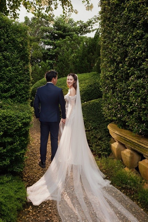 Khoác lên mình chiếc váy cưới lộng lẫy, Tuệ Như gợi cảm hút hồn. Ảnh: FB Hồ Quang Hiếu.