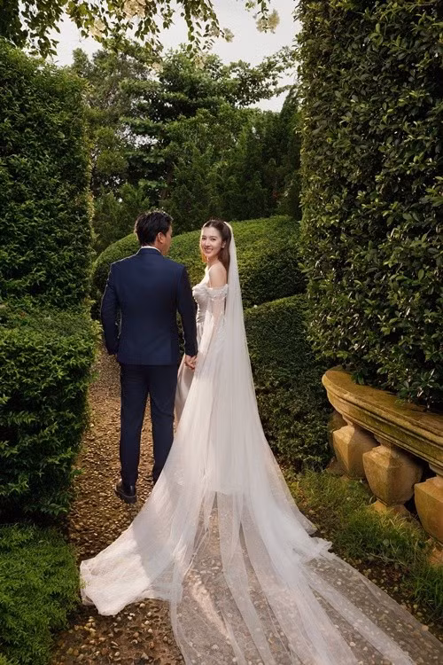 Khoác lên mình chiếc váy cưới lộng lẫy, Tuệ Như gợi cảm hút hồn. Ảnh: FB Hồ Quang Hiếu.