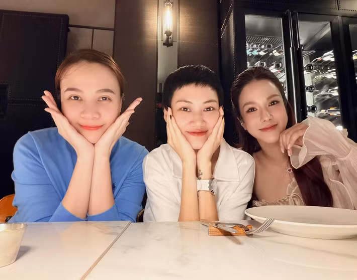 Ngoài hai con, Diệp Lâm Anh còn dành nhiều thời gian cho bạn bè thân thiết như Đàm Thu Trang và Pông Chuẩn.