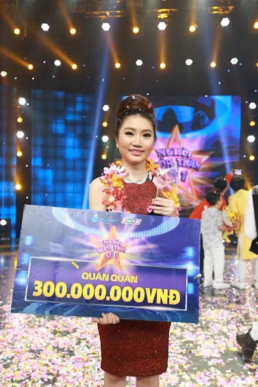 Một số khán giả nhận xét nữ ca sĩ sinh năm 1997 ăn mặc già hơn tuổi thật. Ảnh: Người Lao Động.