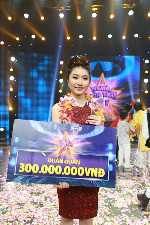 Một số khán giả nhận xét nữ ca sĩ sinh năm 1997 ăn mặc già hơn tuổi thật. Ảnh: Người Lao Động.