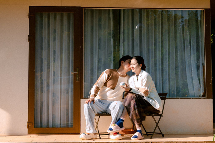 Những ánh nhìn âu yếm, cái tựa đầu nhẹ nhàng hay nụ hôn kín đáo cho thấy sự gắn bó của Hồ Quang Hiếu – Tuệ Như trong cuộc sống thường nhật. Ảnh: FB Tuệ Như.