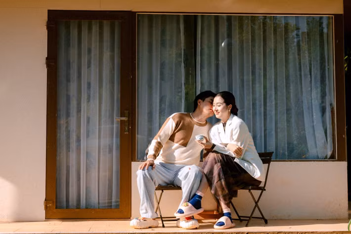 Những ánh nhìn âu yếm, cái tựa đầu nhẹ nhàng hay nụ hôn kín đáo cho thấy sự gắn bó của Hồ Quang Hiếu – Tuệ Như trong cuộc sống thường nhật. Ảnh: FB Tuệ Như.