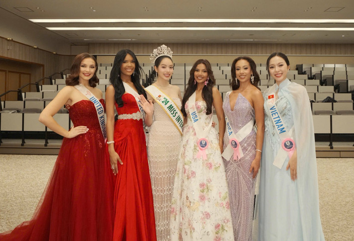 Kế nhiệm Thanh Thủy (mỹ nhân đăng quang Miss International 2024) đến Miss International 2025, Kiều Duy có không ít khoảnh khắc chung khung hình với đương kim hoa hậu.