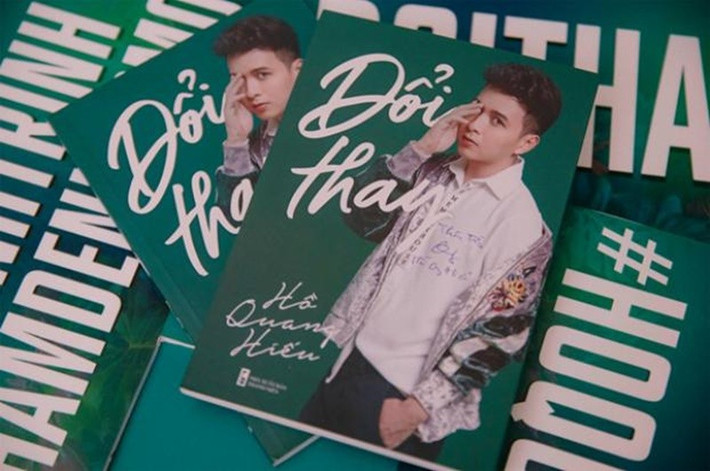 Đổi thay là cuốn tự truyện của Hồ Quang Hiếu, ra mắt năm 2017. Nam ca sĩ cho biết, những gì mà khán giả thấy bên ngoài chỉ là 20% bề nổi của tảng băng chìm, 80% còn lại được anh chia sẻ trong tự truyện. Ảnh: Sức Khỏe Đời Sống.