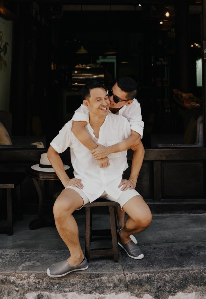 Sau hơn một thập kỷ gắn bó, Adrian Anh Tuấn và Sơn Đoàn duy trì sự ngọt ngào thông qua những ánh nhìn, cử chỉ thân mật vừa đủ, không phô trương nhưng giàu cảm xúc.