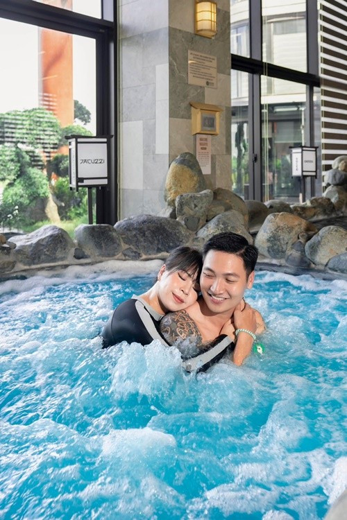 "Tôi toàn tâm toàn ý làm nghề, vợ là tay hòm chìa khóa. Tôi không có quỹ đen, cũng không cần tiêu pha gì nhiều", nam diễn viên tiết lộ. Ảnh: FB Mạnh Trường.