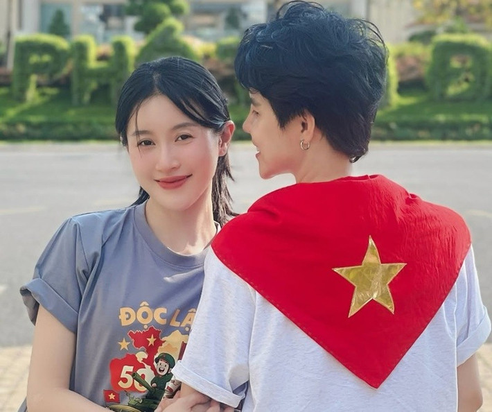 Còn Vũ Cát Tường cho hay: "Sau lễ thành đôi, chúng tôi chọn rút về thế giới riêng của mình. Đó thực sự là điều chúng tôi muốn. Để tình yêu được đơm hoa kết trái, để sống bình yên và hạnh phúc, chúng tôi đã nuôi dưỡng nó 5 năm một cách bình lặng. Và chúng tôi không quên sự bình lặng đó đã cho mình những gì". Ảnh: Instagram Gia Đình Anh Mèo.