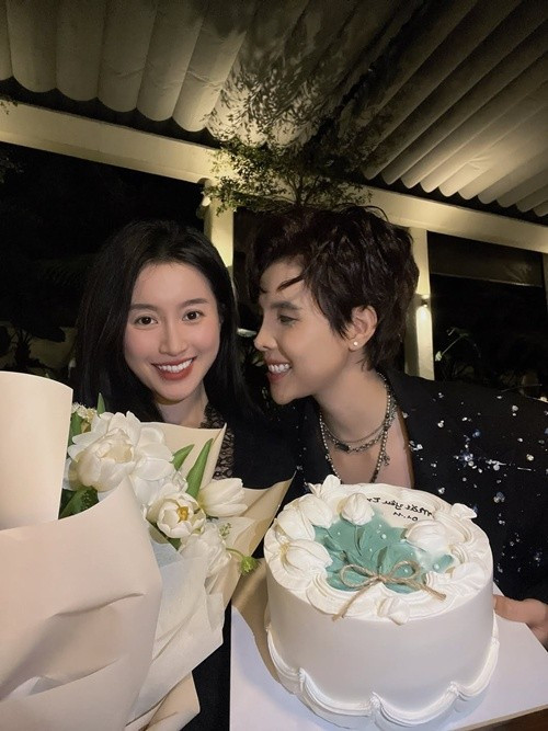 Vũ Cát Tường mừng sinh nhật Bí Đỏ vào đầu tháng 11. Giọng ca Vết mưa viết trên bánh sinh nhật: "Mãi yêu em". Ảnh: Instagram Gia Đình Anh Mèo.