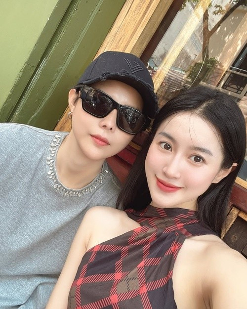 Bí Đỏ chia sẻ trên Đẹp, Vũ Cát Tường là người mạnh mẽ, thông minh và bản lĩnh, không dễ dàng cho người khác bước vào thế giới riêng. Để Vũ Cát Tường mở lòng, cần thời gian và sự chân thành bền bỉ. Lý do duy nhất khiến Bí Đỏ kiên trì với tình yêu này là vì cô thật sự muốn được ở bên Vũ Cát Tường. Ảnh: FB Vũ Cát Tường.