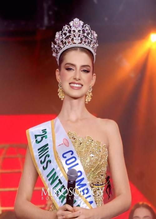 Trong chung kết Hoa hậu Quốc tế (Miss International) 2025, Catalina Duque - đại diện Colombia trình diễn áo tắm, trang phục dạ hội ấn tượng. Bên cạnh đó, cô còn có phần thi ứng xử thuyết phục. Ảnh: Missosology.