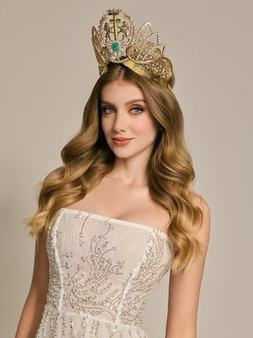 "Tôi từng nghĩ rằng chỉ những khoảnh khắc trọng đại mới là điều quan trọng. Nhưng khi tìm hiểu về văn hóa Nhật Bản, tôi đã học được triết lý về những điều nhỏ nhặt ‘Mono no aware'. Ví như, chiếc lá mùa thu rơi làm cho vạn vật trở nên tươi đẹp, những đứa trẻ ôm tôi và mỉm cười với tôi hay mỗi tô mì ramen thơm ngon, đậm đà nhắc nhở tôi về một cuộc sống tươi đẹp và tận hưởng từng khoảnh khắc. Tôi vô cùng biết ơn vì được ở đây và tôi đang có rất nhiều niềm vui", mỹ nhân Colombia trả lời. Ảnh: Instagram Catalina Duque.