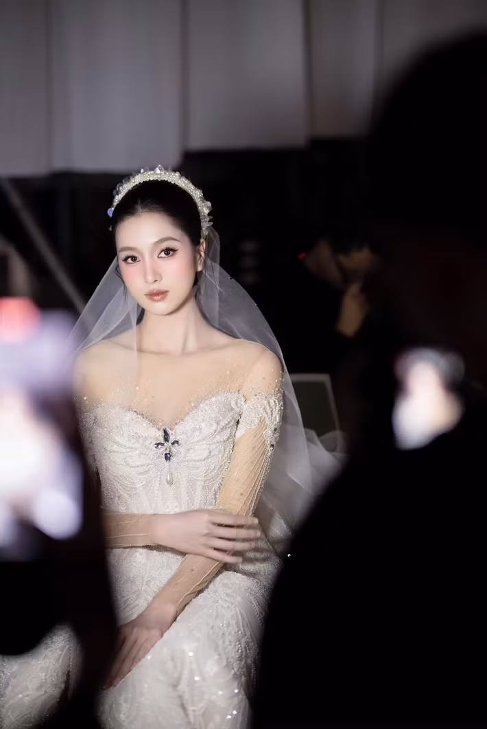 Vợ kém 17 tuổi của Hồ Quang Hiếu ngày càng trẻ trung, quyến rũ.