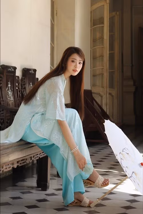 Trong phong cách làm đẹp, Minh Trang ưu tiên lối trang điểm tự nhiên, tôn làn da và đường nét gương mặt, mang đến vẻ đẹp trong trẻo, nữ tính.