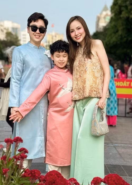 Diễm Hương còn hài hước cho biết: "Các bạn yêu mến tôi đến nỗi không chấp nhận sự thật đau lòng là tôi đã đăng quang cách đây rất nhiều năm, con trai tôi sắp có bạn gái luôn". Ảnh: FB Diễm Hương.