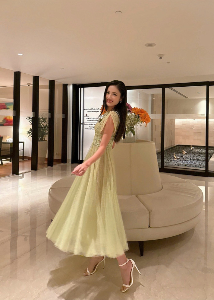 Đại diện Việt Nam nhận được sự quan tâm từ giới truyền thông Ấn Độ, có các cuộc phỏng vấn và ghi hình riêng. Ảnh: FB Ý Nhi.