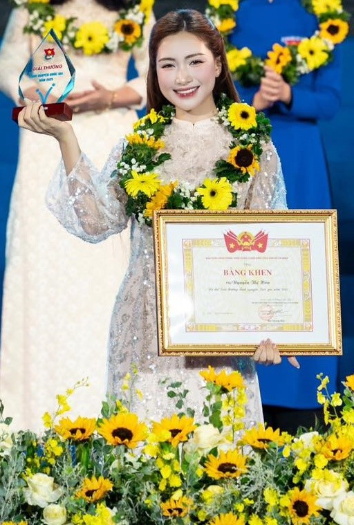 Theo VOV, tối ngày 7/12, ca sĩ Hòa Minzy là một trong 20 cá nhân, tập thể nhận giải thưởng Tình nguyện quốc gia năm 2025.