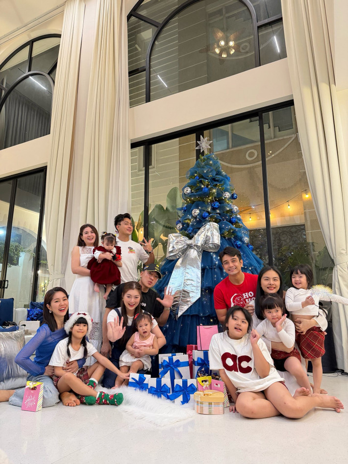 Kha Ly và Thanh Trúc đưa chồng con đến dự tiệc. Ảnh: FB Vân Trang.