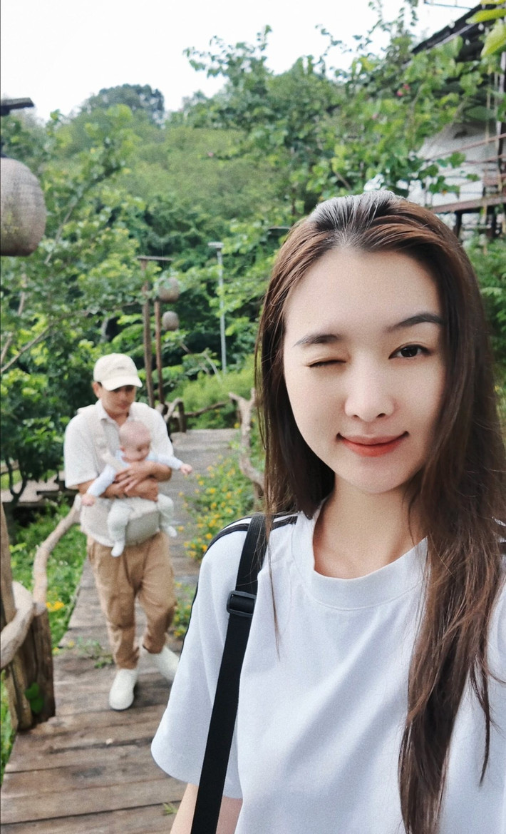 Sau khi chào đón con trai đầu lòng, Tuệ Như dành phần lớn thời gian cho gia đình, chủ động lùi về phía sau ánh đèn sân khấu để tập trung chăm sóc gia đình. Ảnh: FB Tuệ Như.